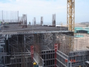 Công trình đang thi công có được thuê nhà thầu phụ khác?